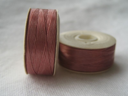 Nymo D Rosey Mauve Malve 1 Rolle vorgewachst