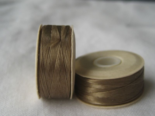 Nymo D Sand Ash / Sand 1 Rolle vorgewachst