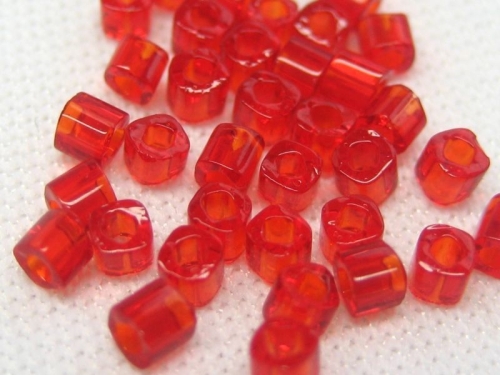 1,5mm 10g TOHO Würfel Transparent Ruby