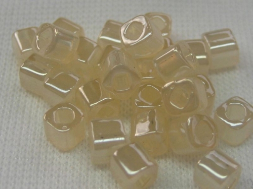 3mm 10g TOHO Würfel Cubes Ceylon Light Ivory