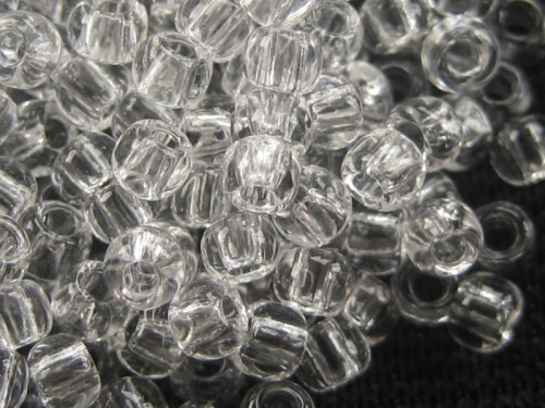 Bild 1: Runde Rocailles der Firma TOHO in der Größe 11/0, Farbe: 1 (Transparent Crystal)
