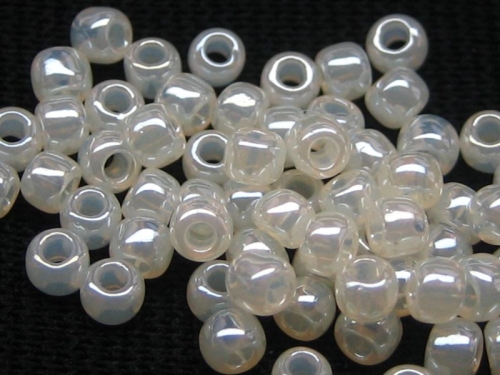 15/0 Rocailles TOHO Ceylon Light Ivory 10g