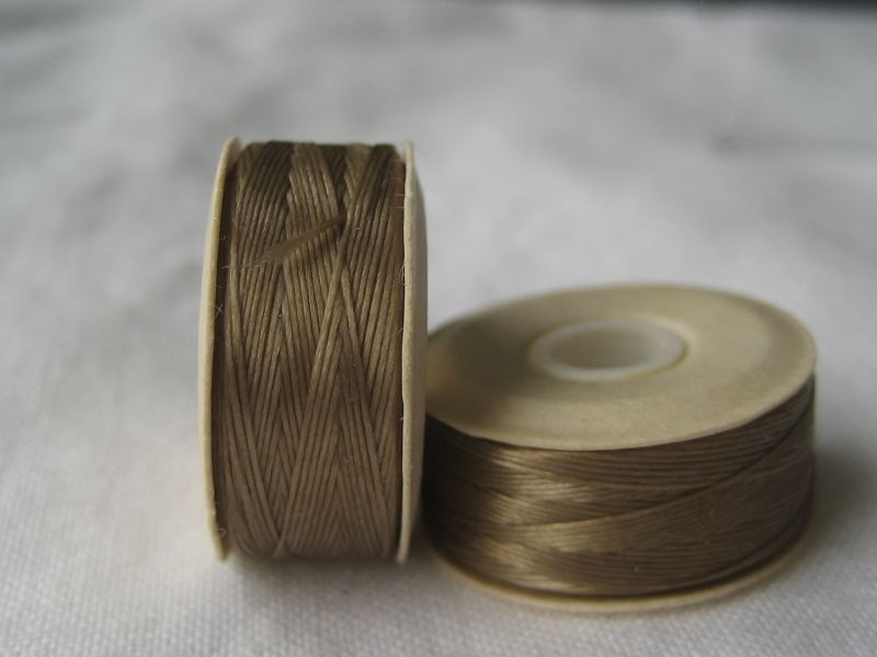 Nymo D Sand Ash / Sand 1 Rolle vorgewachst