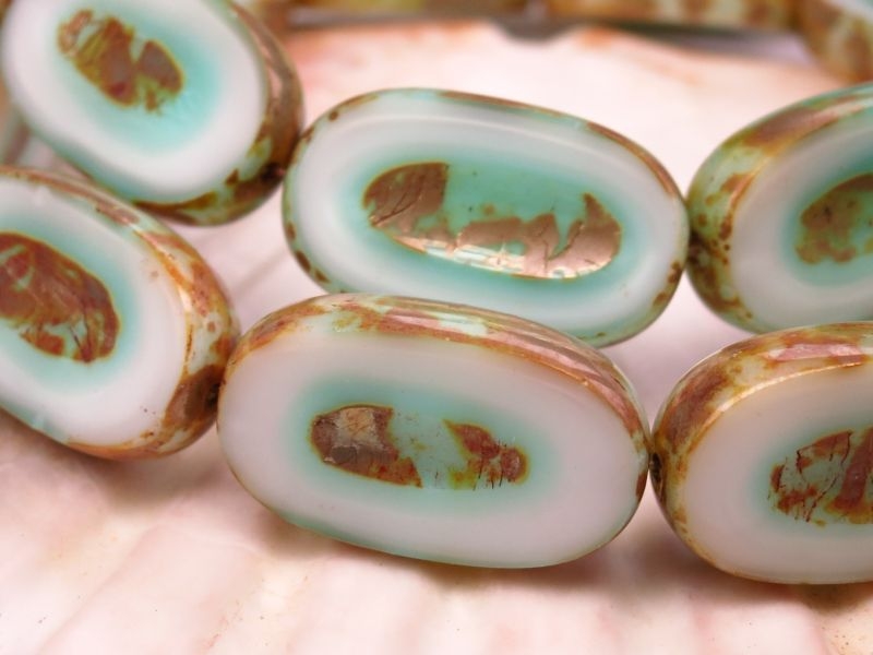 Carved Oval White Emerald Glasperlen 1x