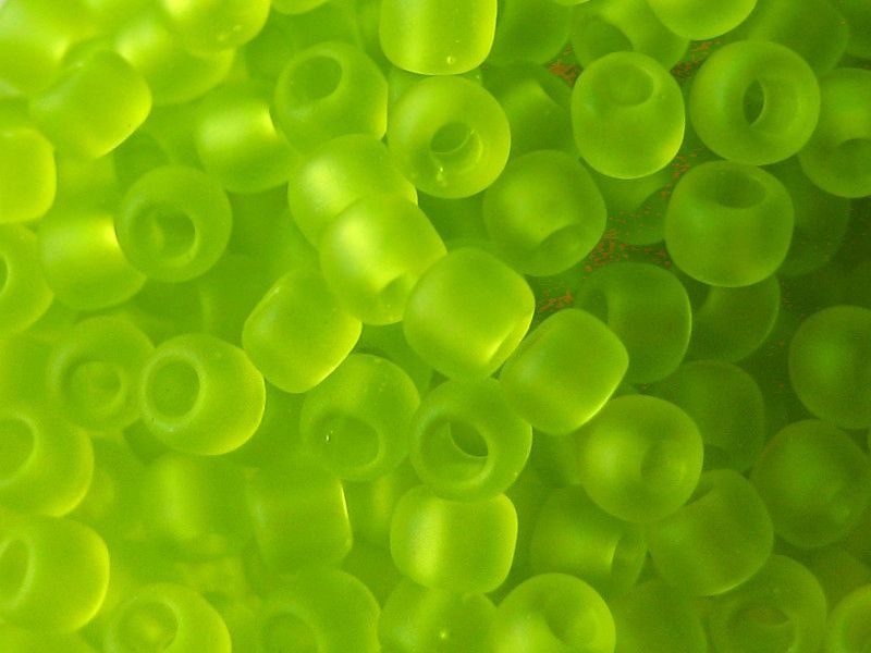 8/0 10g TOHO Rocailles Frost Lime Green