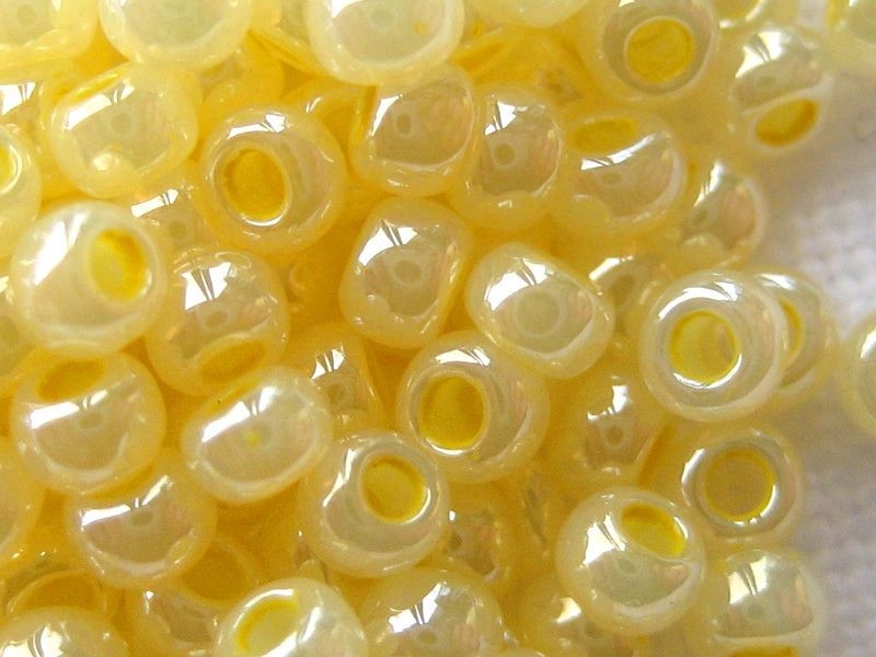 11/0 Rocailles TOHO Ceylon Lemon Chiffon 10g